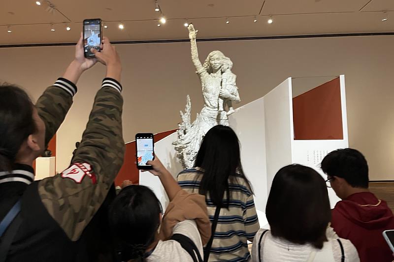 在雕塑展覽中,南大學生透過作品感受藝術家父子間的情感交流與藝術的親近性