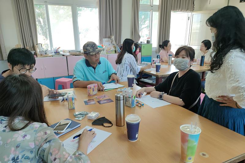 南大吳教授引導後港國小教師透過自我盤點練習,檢視自身狀態與可運用的資源
