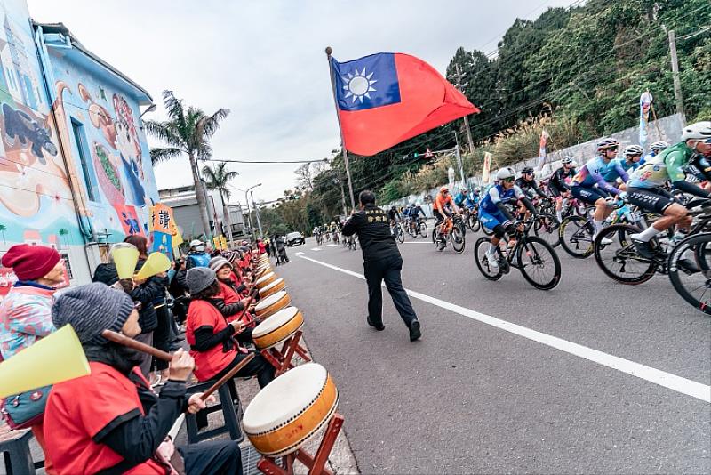 圖4 浪漫台三線賽道沿線有超過3,000人的加油民眾為選手們加油(照片來源:國際自由車環台公路大賽)