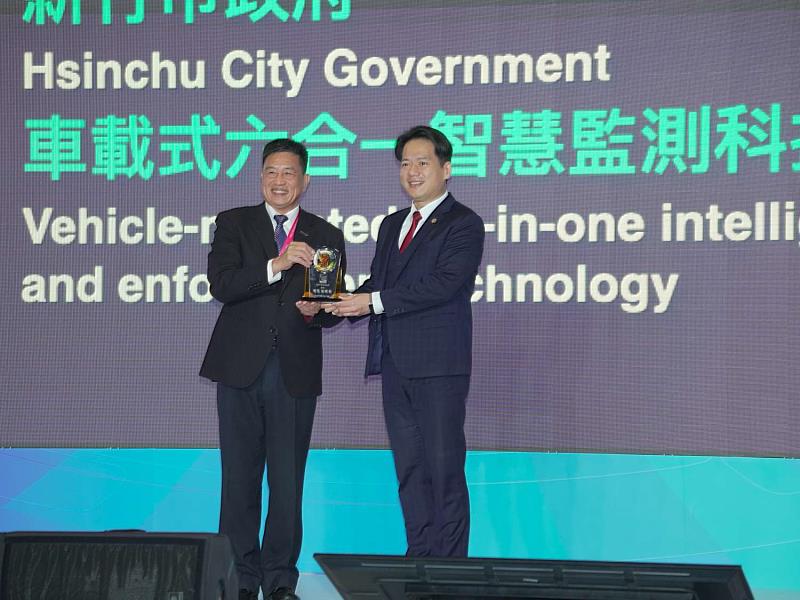 由台北市電腦公會彭双浪理事長頒發「智慧城市創新應用獎」獎項。