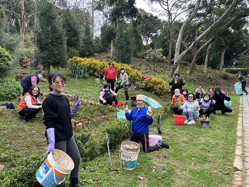 綠美化也是評鑑標準之一  圖為湖口鳳山寺信眾除草、種樹