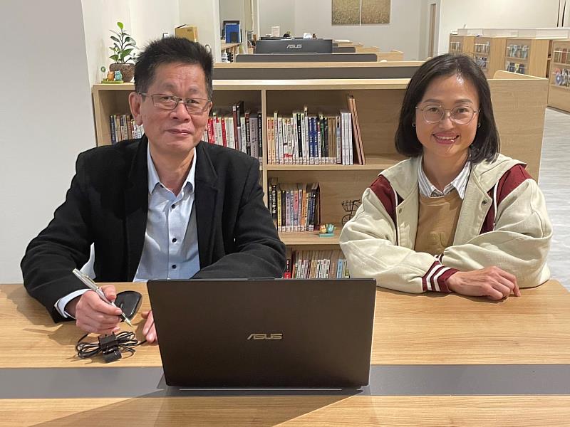 圖說：林珍琴（右）與指導教授余國訓（左）討論論文撰寫。(圖/中信科大提供)