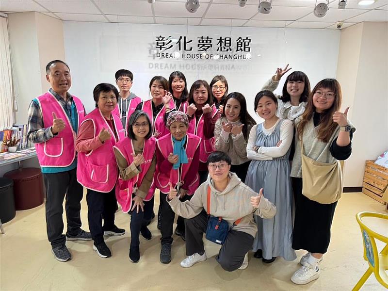 換物市集-彰化夢想館工作人員及志工夥伴合影