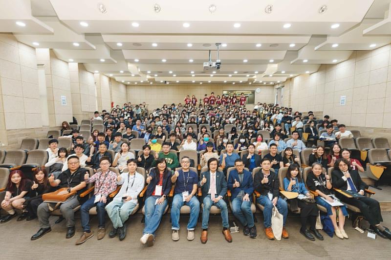 「FCU X University AWSome Day」3月14日於逢甲大學舉辦，吸引中部14所大專校院與高中職師生逾200人參與。