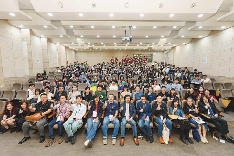 「FCU X University AWSome Day」3月14日於逢甲大學舉辦,吸引中部14所大專校院與高中職師生逾200人參與。