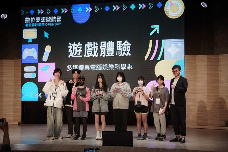 南臺科大數位設計學院OPEN DAY校園開放日，來賓遊戲體驗得獎與多樂系謝承勳老師一起合照留影。