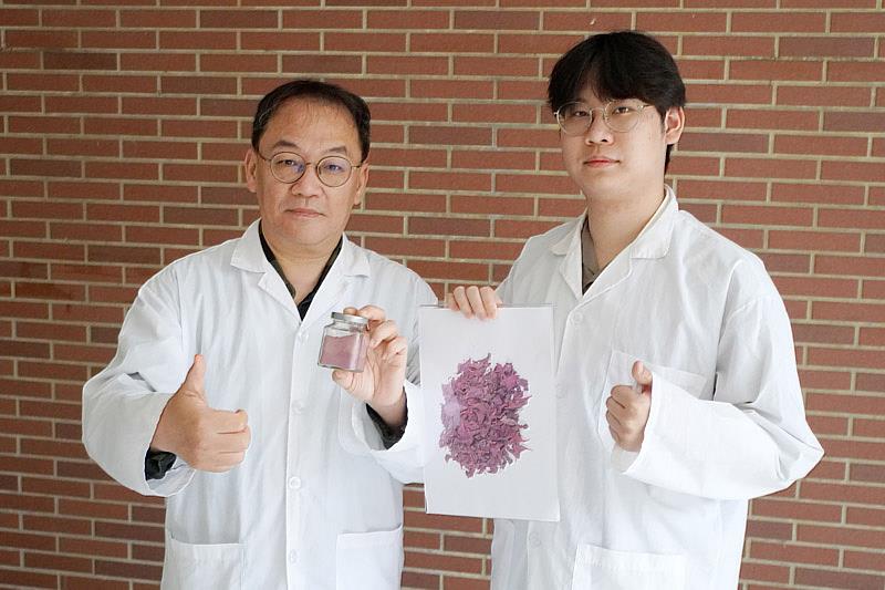 大葉大學藥保系吳建一教授(左)恭喜郁蓁同學(右)金榜題名多校碩士班