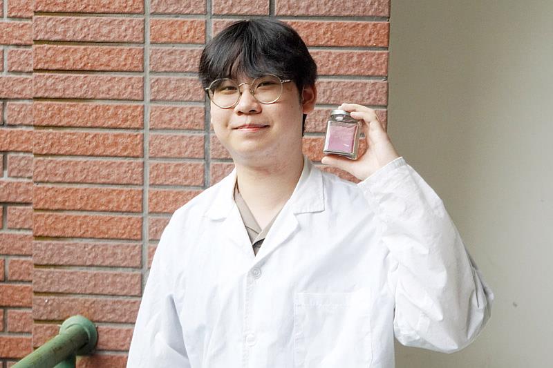 大葉大學藥保系大四生郁蓁研究大花紫薇，考取多家國立研究所