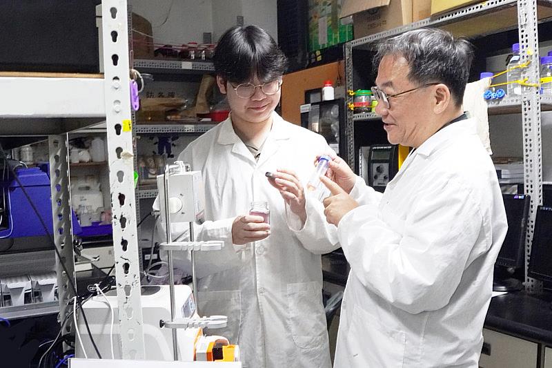 大葉大學藥保系吳建一教授(右)與郁蓁同學(左)討論實驗結果