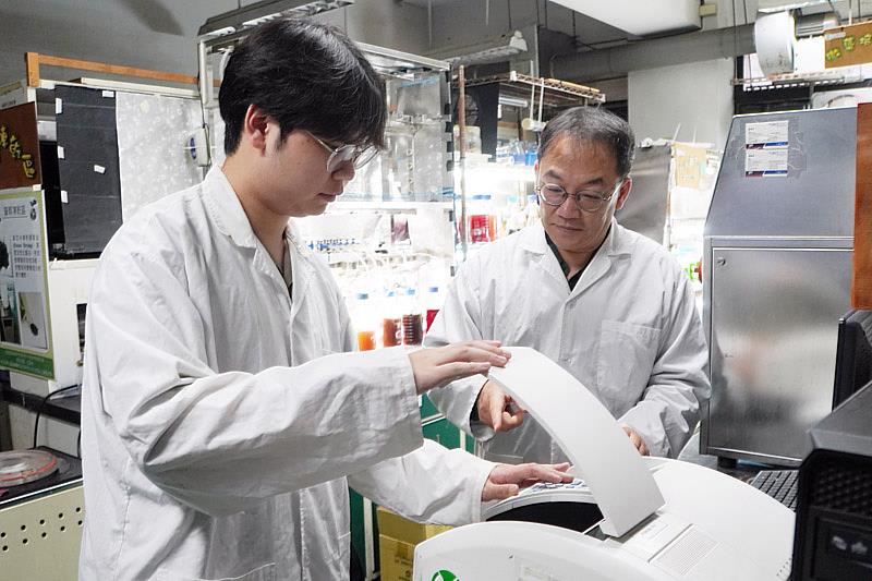 大葉大學藥保系吳建一教授(後)指導郁蓁同學(前)做實驗