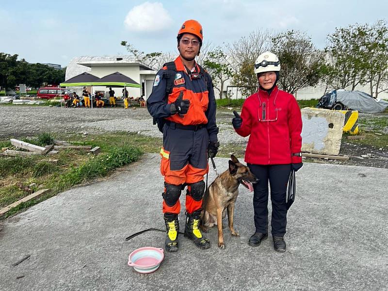 消防局陳崇岳局長表示，經檢測評量通過中級及高級認證的犬隻，均具備國際級的作業水準與素質