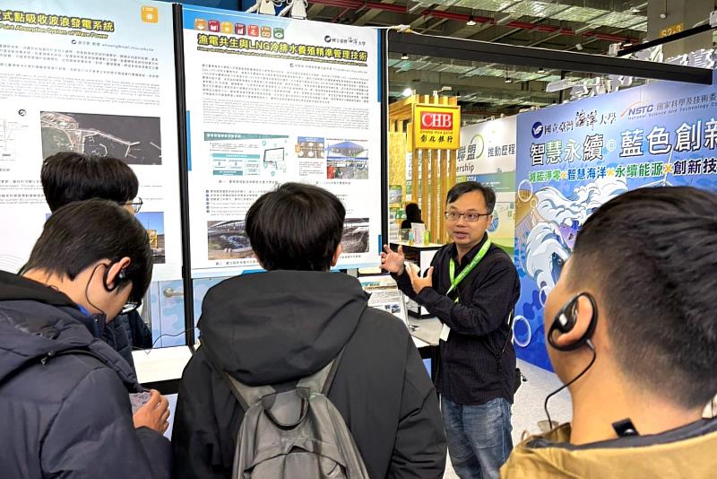 海大攤位吸引了許多對海洋永續發展有興趣的民眾