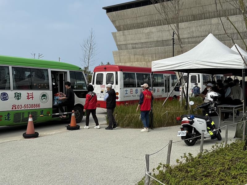 因應大坪頂清明祭祖人潮，竹市府已備妥足夠接駁車。