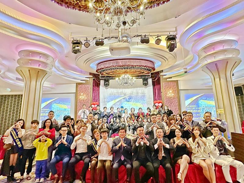 富士達保經台中十二區部春酒晚宴活動全體大合照
