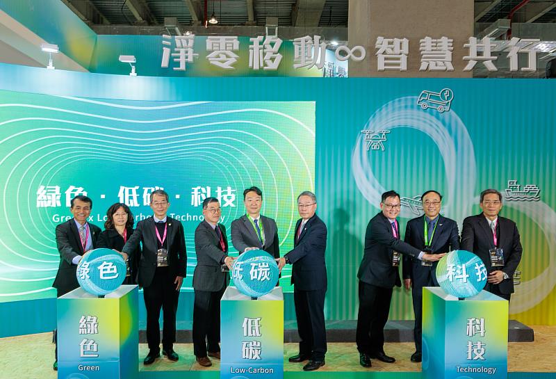 交通部長陳世凱主持交通願景館開幕儀式,攜手中央、地方政府與產業夥伴,共同勾勒台灣交通的多元樣貌與未來藍圖。由左至右依序為:台北市政府交通局謝銘鴻局長、民航局何淑萍局長、公路局陳文瑤局長、運輸研究所林繼國所長、交通部陳世凱部長、交通部交通科技及資訊司黃新薰司長、氣象署呂國臣署長、觀光署周永暉署長、高公局趙興華局長。