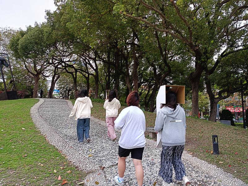 國美館兒藝基地兒童月「城市裡的綠夢探險記」,邀請大小朋友翻轉視角街頭體驗,探索城市綠地。