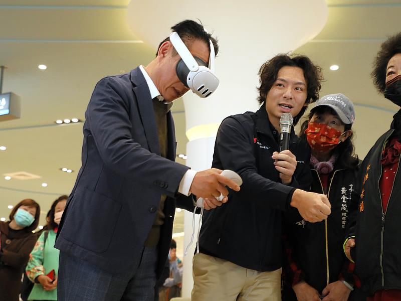 翁章梁體驗VR模擬職安訓練