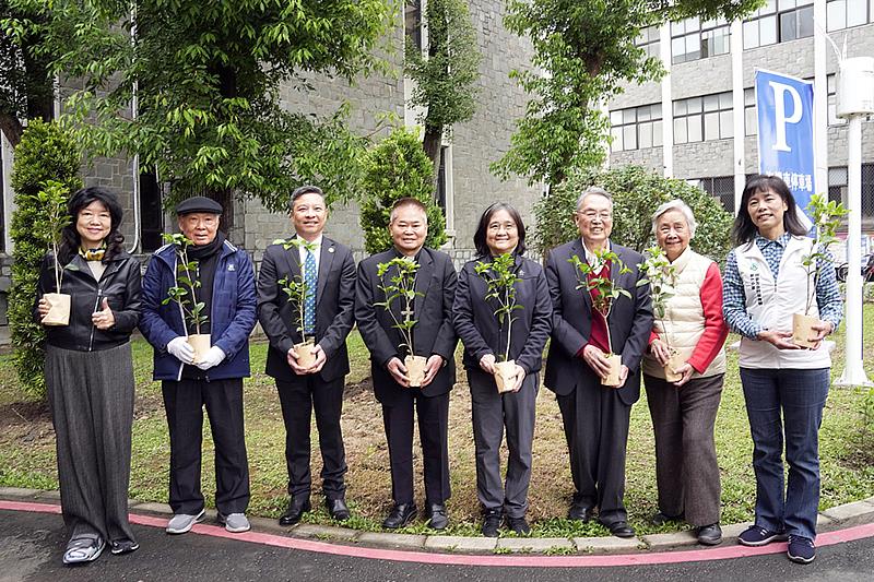 輔仁大學全球校友總會鄭時寧總會長、駐校董事郭維夏神父、藍易振校長、劉振忠董事長、林澔貞副署長、施振榮董事長、葉紫華董事、夏榮生分署長。
