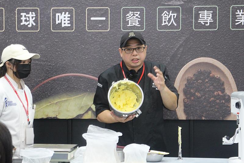 開平餐飲呂傳楠烘焙教學主廚,結合專業書籍《職人級餅乾關鍵配方》內容,講授餅乾製作技巧與秘訣。開平餐飲學校/提供
