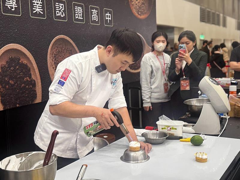 CY.W Patisseries研發主廚雷晧偉於烘焙展至母校開平餐飲，親授民眾檸檬塔製作技巧，詳盡教學大獲好評。開平餐飲學校/提供