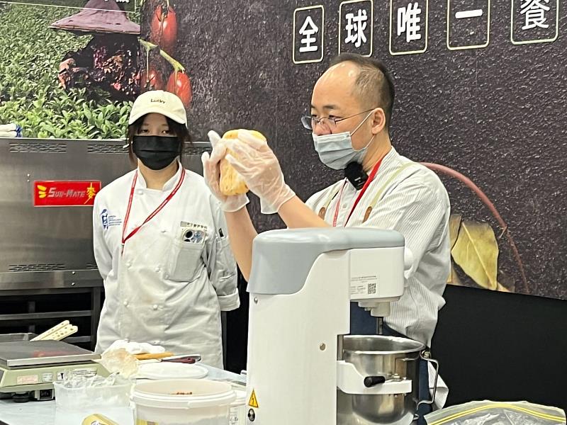 源色紅茶負責人郭冠麟透過司康製作，說明烘焙原物料選擇及風味的搭配要點，展現開平餐飲校友穩健自信的台風與深厚實力。開平餐飲學校/提供