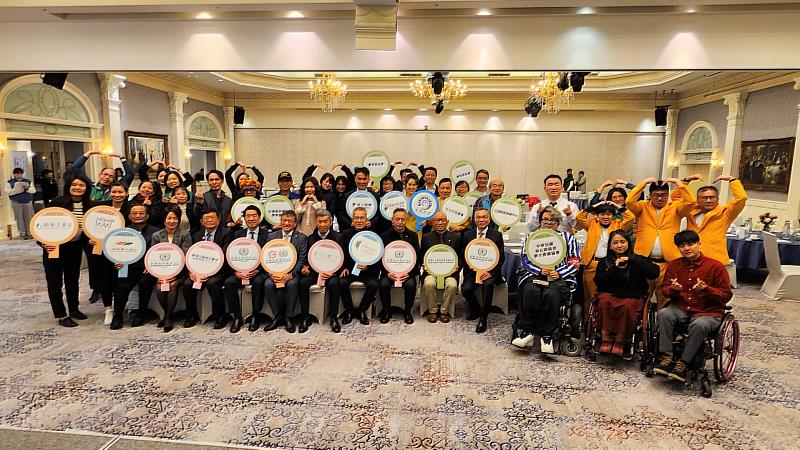 圖說二、張榮發慈善基金會與13家菁鑽聯盟成員即8家社福團體大合照