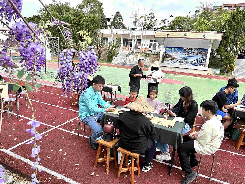 嘉義瑞里紫藤花季盛開 小小泡茶師、限量品茗杯深獲遊客喜愛