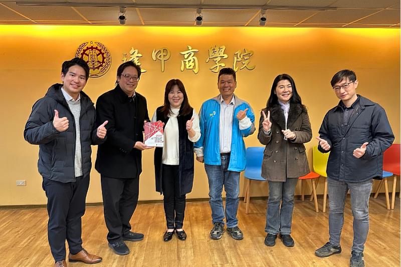 臺灣行銷科學學會總監任立平(左2)與主任徐文俊(左1)拜會逢甲大學商學院。圖左３起分別為院長黃瓊如、國貿系主任林呈昱、行銷系主任王婉禎、曾鼎翔老師。