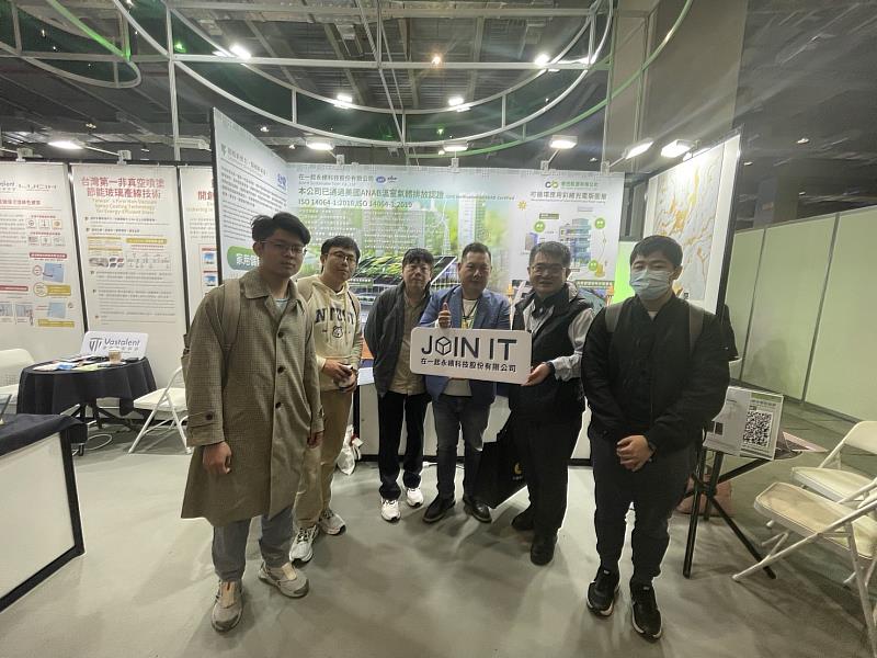 台灣科技大學楊謙柔教授(右二) 率領博士班學生至在一起永續科技股份有限公司攤位參觀彩繪光電技術。 (圖 在一起永續科技股份有限公司 提供)