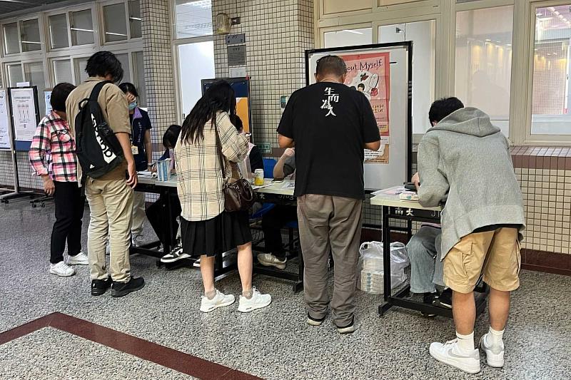 臺南市中西區衛生所與臺南護專實習師生協助提供愛滋快篩自我檢測試劑兌換服務