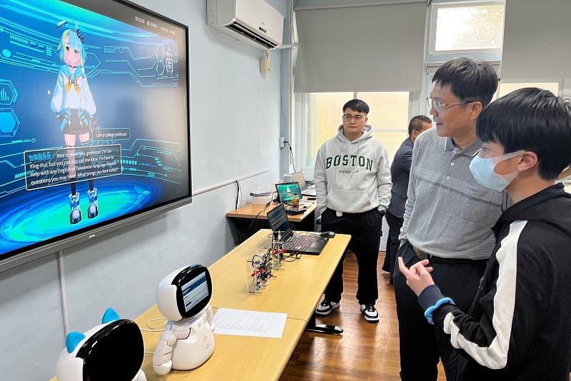 德光中學學生體驗南大團隊開發的台英慧虛擬聊天機器人