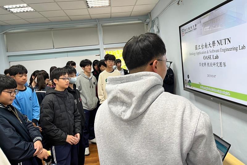南大資工系李健興教授團隊向德光中學學生介紹國科會產學計畫成果
