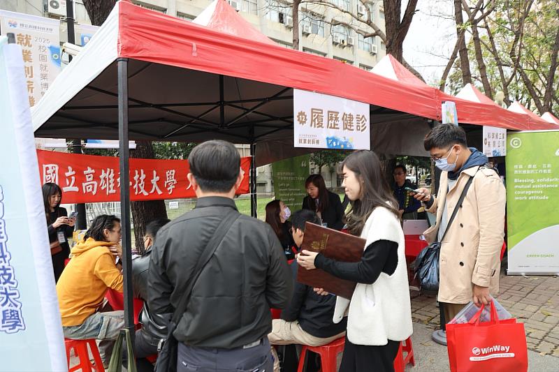 高科大人資系系友會校友郭靜怡帶領專業職涯諮詢顧問提供學生免費一對一履歷健診、面試技巧指導等服務,提升學生的求職競爭力。