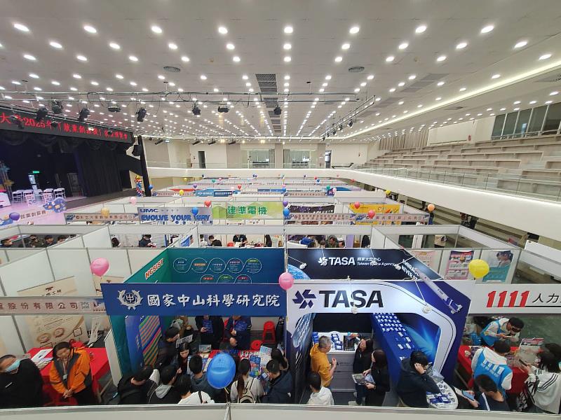 本次就業博覽會邀請到高雄市政府經發局帶領亞灣專區如友達光電、晉泰科技等知名廠商加入攬才,另國家級研發中心如國家中山科學研究院、國家太空中心等也到現場設攤。