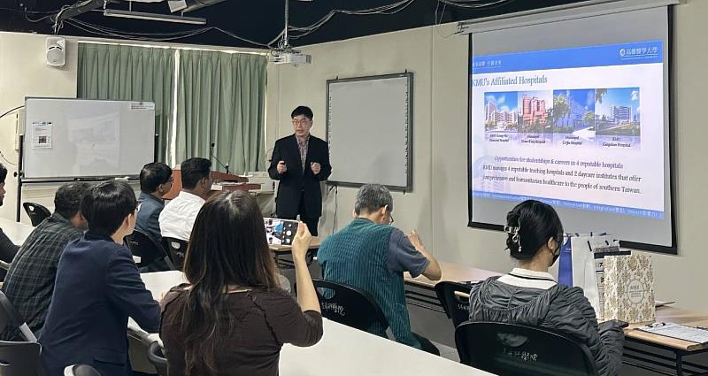 生命科學院許智能院長為印度SRM科技學院貴賓介紹高醫大