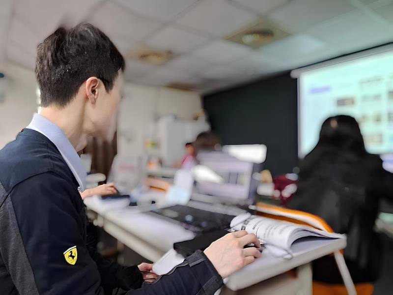 傳產企業主管王崇旭參加「產業人才投資方案」，學習運用AI快速產出行銷文、設計公司產品介紹