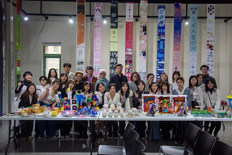 與會貴賓與參展同學於展覽作品前合照。