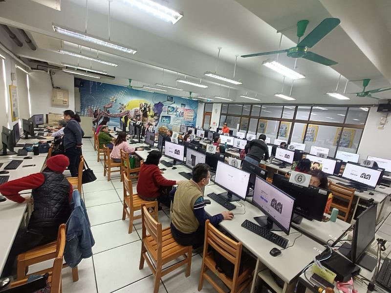 育達科技大學樂齡大學AI老照片與影片製作課程上課情形