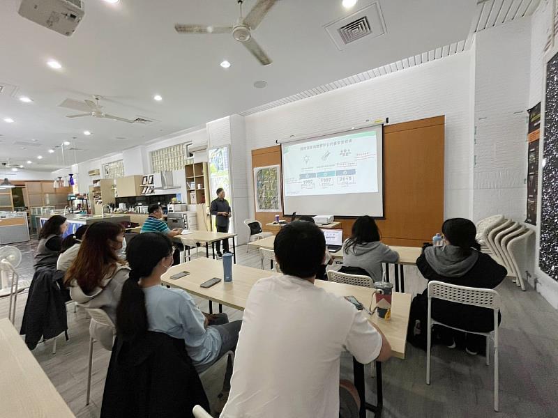 南華大學辦理碳管理培訓，課程中說明國際上公約重要里程碑。
