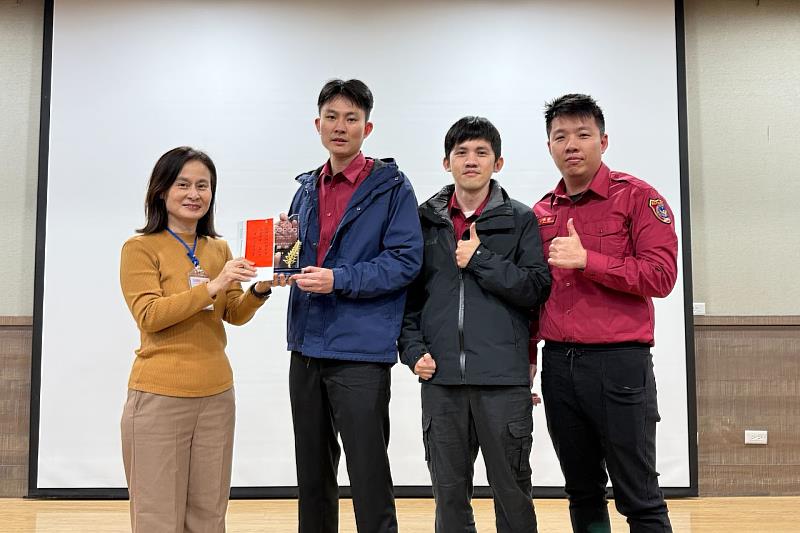 由左至右，臺大醫護理部護理副主任 詹靜媛.新北市政府消防局邱治強.黃士彥.黃昱鈞