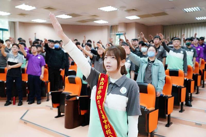中彰投分署鑄造職類選手蔡宜岑擔任誓師代表。