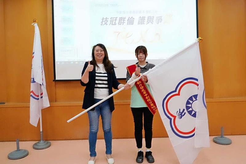 中彰投分署劉秀貞分署長將代表勝利的旗幟交至誓師代表手中，祝福選手們旗開得勝