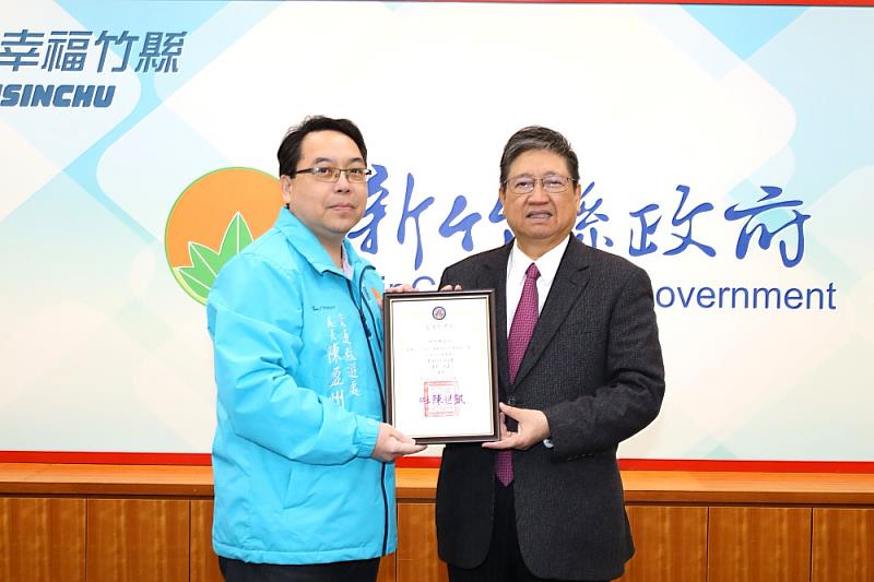 新竹縣政府榮獲交通部「113 年運輸資料流通服務平臺TDX加盟協作單位績效評鑑」2優等、1佳作。圖為3月18日獻獎。