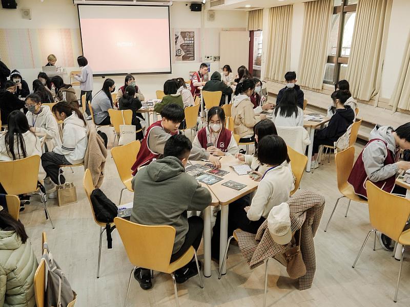 世新法律系攜手司法院舉辦「法律探索營」,透過遊戲引領學員掌握法律邏輯與實務應用。(世新大學提供)