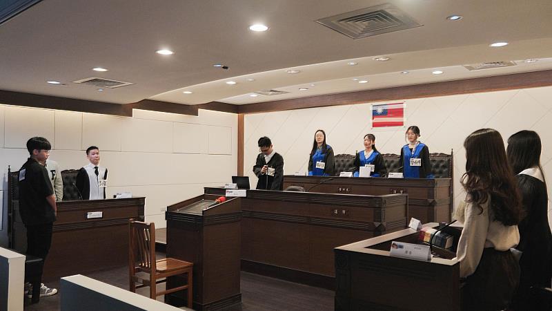 世新大學實習法庭展演融合情境劇與案件還原影音,以創新表現形式深化觀眾對法律的理解。(世新大學提供)