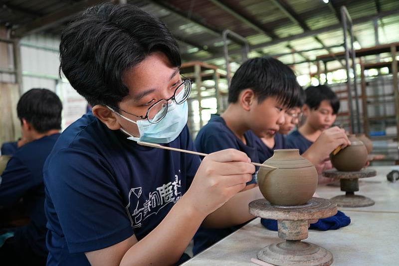 透過校園扎根計畫深化工藝與教育的連結，推動工藝文化傳承與新世代工藝人才培育