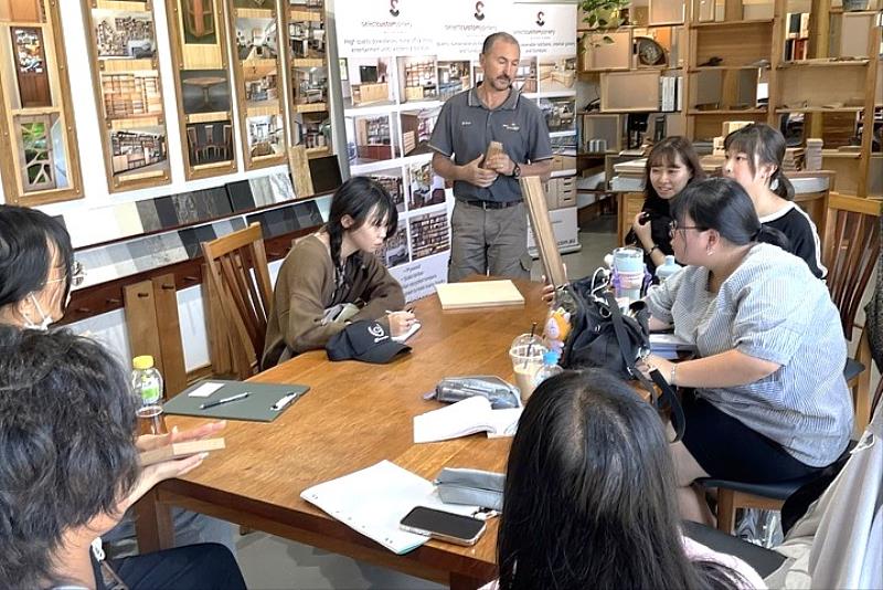 圖／建築學院景觀系8位同學前往澳洲坎培拉實習，到細木工廠學習循環經濟。