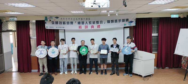 崑山科大師長與校內選手合影