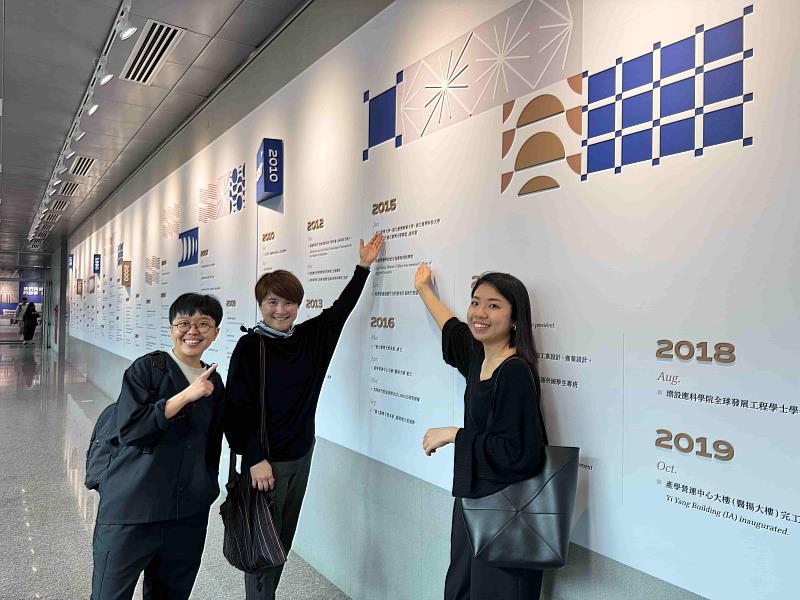 校友黃苡蓁(右1)、官佩萱(左1)協助整理臺科大50年以來的校史，以圖像化呈現歷程，使資訊更直觀易讀。