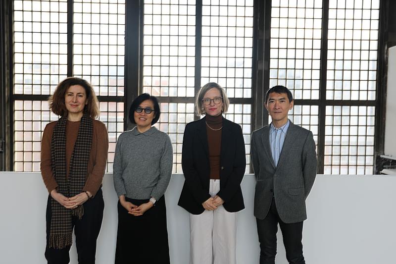 駐法國臺灣文化中心續攜手菲夢可基金會合作辦理「APOLAN臺灣藝術人才駐村計畫」,評審團由(左起)龐畢度中心策展人瑪切拉・利斯塔、巴文中心主任胡晴舫、菲夢可基金會總監凱特琳娜・斯克里巴、馬恩河谷當代藝術博物館典藏組總監鄭元智組成。(駐法國臺灣文化中心提供)